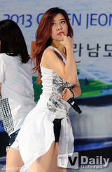 组图：韩女团Rainbow献艺赛艇赛性感惹火