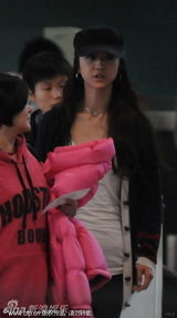 组图：汤唯紧身T恤小秀乳沟 与媒体打招呼玩亲民