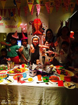 组图：钟丽缇爱女Cayla四岁生日 捧元宝甜笑