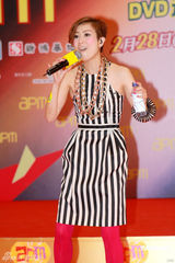 幻灯图：郑秀文大尺度秀美背 盼虎年得爱情滋润