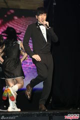 组图：林俊杰西装绅士献唱 自曝已一年未接吻