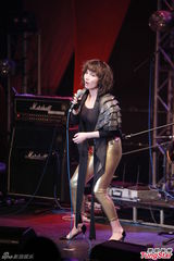 组图：何超仪紧身服飘孕味 卢巧音望度假造人