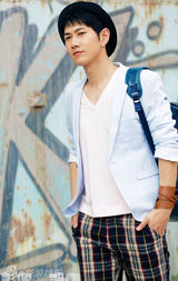 组图：何明翰阳光男孩写真青春明媚