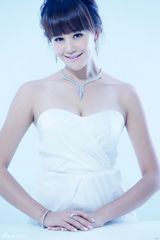 组图：海陆梦幻写真 白色抹胸礼服秀乳沟