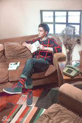 组图：蒋劲夫学院风接受访问显文艺复古范儿