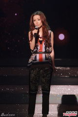 组图：群星为慈善筹款 应届港姐卖力演出吊威亚