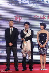 组图：朱茵披哈达妩媚宣传《芳香之城传奇》