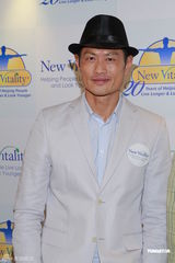 组图：黄德斌积极健身练肌肉 与史毕兹同台活动