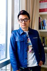 组图：黄海波时尚大片曝光 置身书海显俏皮