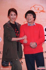 组图：《大稻埕》沿街发红包 猪哥亮隋棠亮相