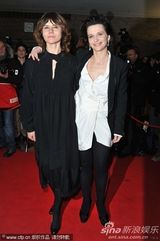 组图：《她们》柏林首映朱丽叶-比诺什热拥搭档