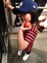 组图：王诗龄美国生活照曝光 戴棒球帽潮范十足