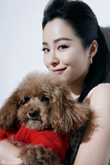 组图：江一燕携爱犬登封面 畅谈光影爬行生活