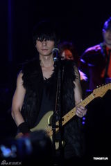 组图：蓝奕邦踩红色高跟鞋开唱 王菀之周国贤助阵