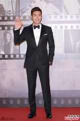 组图：韩星崔始源走上红毯 挥手致意笑容灿烂