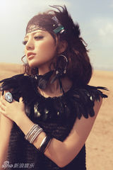 高清组图：阿兰荒原骑骆驼 气质高贵展异域风情