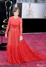 组图：最佳女配角候选人莎莉-菲尔德红纱裙大气