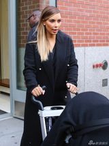 组图：卡戴珊推超豪华婴儿车出街 保镖护驾大牌