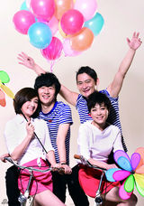 组图：景岗山郑钧各自携妻上封面 展现率真可爱