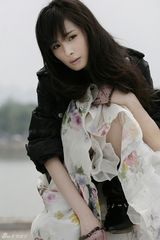 幻灯图：杨幂写真曝光 经典混搭打造另类公主派头