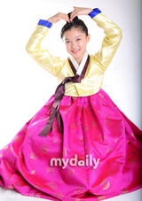 组图：《月亮抱着太阳》童星金有贞韩服写真庆新春