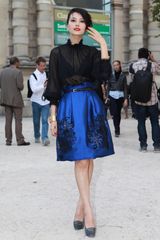 组图：高圆圆亮相巴黎时装周 烟熏红唇混搭花轮头