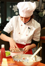 幻灯：Kara节目公开录制现场 成员做蛋糕有模有样