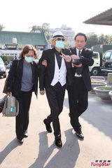 组图：胡瓜母亲告别式 张菲高凌风现身哀悼