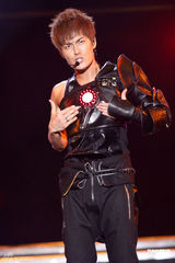 组图：吴克群个唱湿身秀腹肌 和女模互摸掀高潮