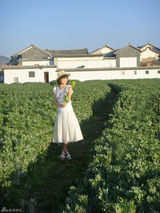 幻灯图：罗海琼蜜月旅行 拍片尽显灿烂甜蜜