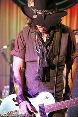 组图：约翰尼德普重组摇滚乐队 叼烟弹吉他酷劲十足