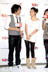 幻灯图：阿杜宣传新专辑 被mv女主角用酒瓶砸头