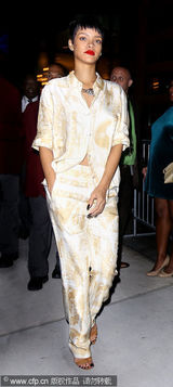 组图：蕾哈娜真空露胸 “女神”纹身向祖母致敬