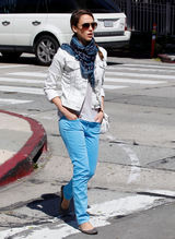 高清组图：杰西卡-阿尔芭街拍 牛仔外套搭蓝裤