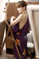 组图：柳岩画室迷情女郎写真 性感优雅哀而不伤