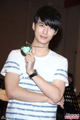 组图：严爵害羞不露人鱼线 女记者上阵验收