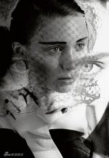 组图：龙纹身女孩黑白大片曝光 中性风格另类