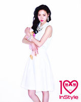 高清图：李妍熙怀抱娃娃拍写真为病童募捐