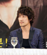 高清图：崔始源宣传新剧《波塞冬》 牵手女星李诗英