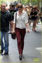 组图：泰勒-斯威夫特白衬衫现身街头 标志红唇抢眼