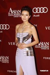 幻灯图集：亚洲电影大奖红毯 桂纶镁徐若瑄争艳