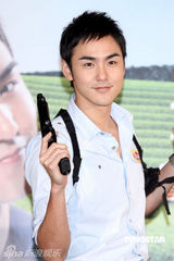 幻灯图：阮经天代言与奶牛共舞 畅谈合作感受无厘头