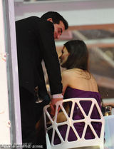 组图：前阿汤嫂凯蒂火速觅第二春 神秘男搂腰摸玉臂