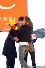 组图：韩星玄彬现身上海活动遭粉丝热情熊抱