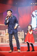 高清组图：钟镇涛和闺女抢戏 小女儿显露明星锋芒
