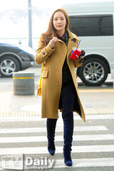 组图：韩星朴敏英赴港 穿驼色大衣甜笑亲和