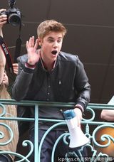 组图：比伯拿扩音喇叭开阳台演唱会