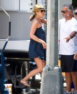 组图：《鸟为食亡》开拍 安妮斯顿拖鞋短裙清凉