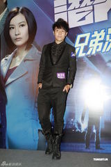 组图：谢天华黄宗泽争视帝 陈法拉玩玩具枪摆造型 