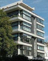 组图：邓文迪绯闻后首亮相 与友人热聊心情无损